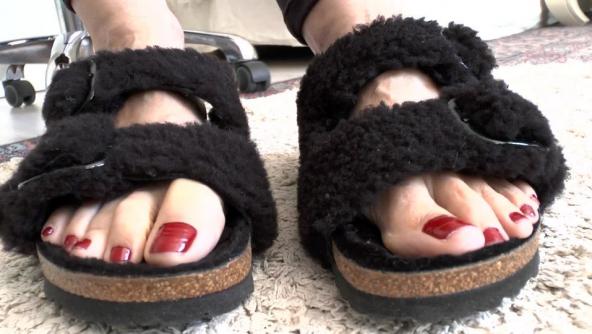 Toe fetish - toes wiggling black fur slippers part 11